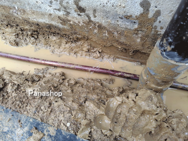 防草シートピン貫通